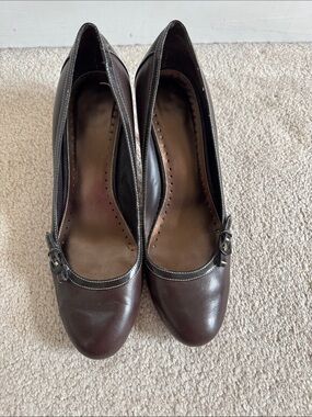 Bandolino Women's Brown Leather Round-Toe Pumps with Contrast Trim